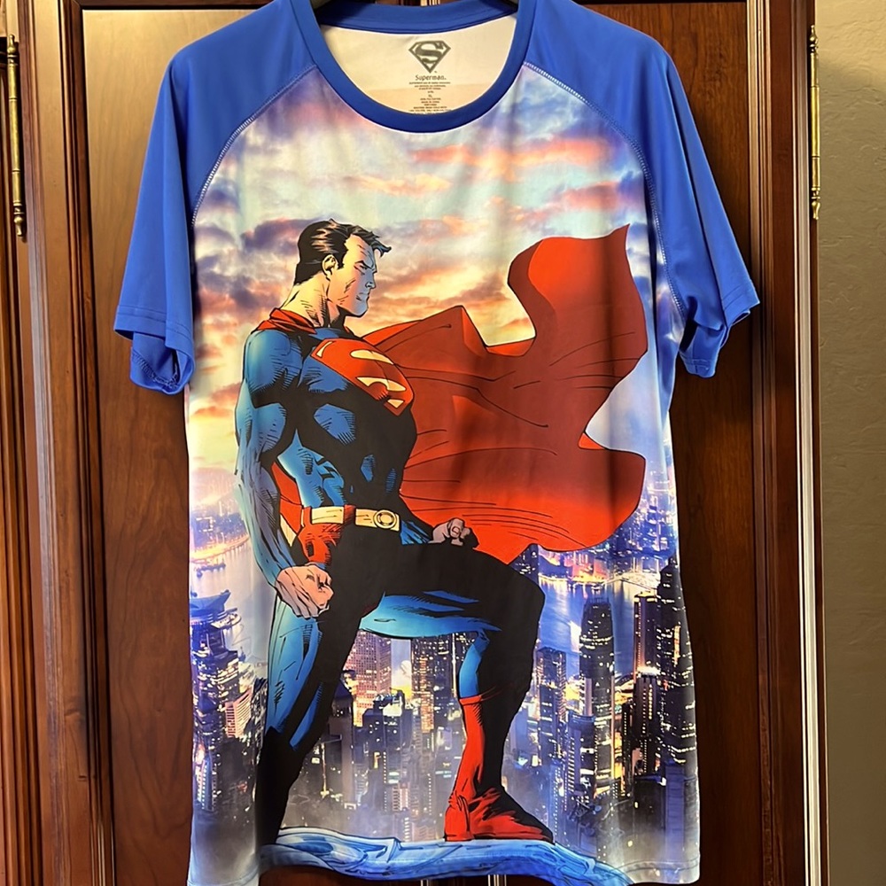 Superman Silky Smooth Unisex Short Sleeve Shirt. Metropolis on back. Like New!